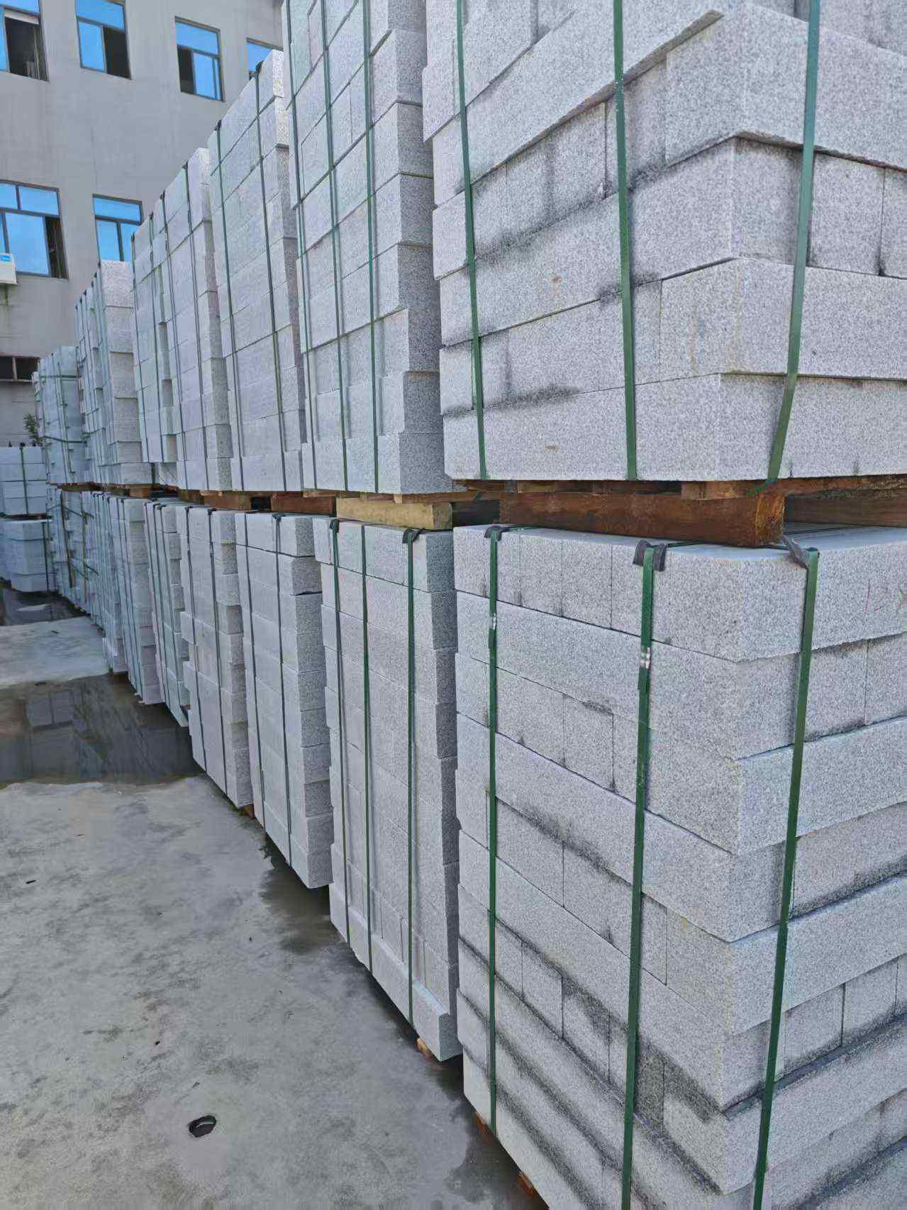 山南芝麻白路牙石，路侧石