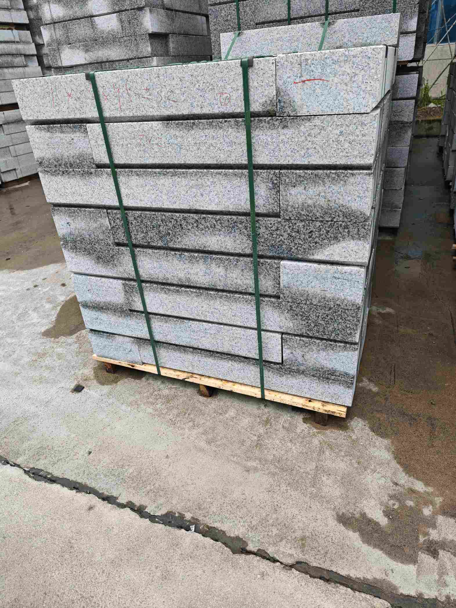 山南芙蓉白路牙石，马路牙子